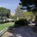 Entrando dall'ingresso che si affaccia su strada Petrera ci troviamo davanti a un viale inghiottito da un fitto giardino che ci conduce verso limponente complesso